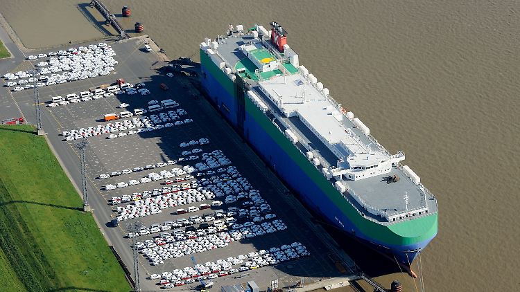 Pier des Autoterminals neben dem VW-Werk in Emden.