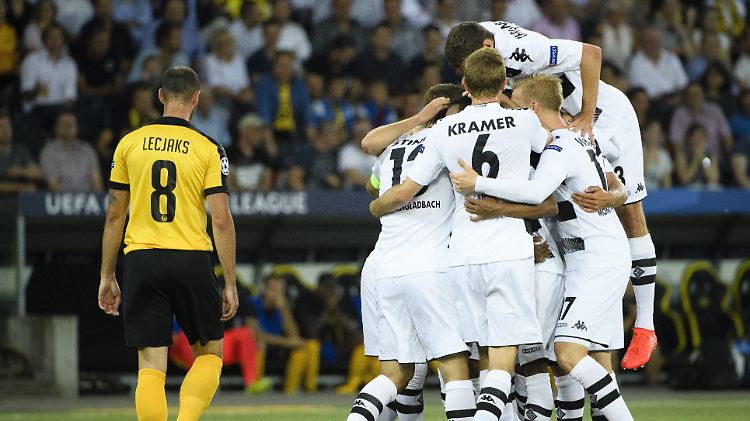 Niedergeschlagenheit hier, unbändige Freude da: Mönchengladbach gewinnt deutlich bei Young Boys Bern.