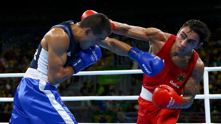 Artem Harutyunyan (r.) boxt und hat Bronze bereits sicher.