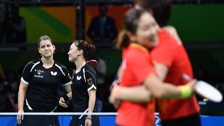 Auch im Doppel hat Deutschland keine Chance gegen China - aber Shan Xiaona und Petrissa Solja (l.) gewinnen zumindest einen Satz.