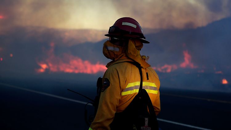 Mehr als 700 Feuerwehrleute sind alleine in der Bergregion am Cajon-Straßenpass im Einsatz.