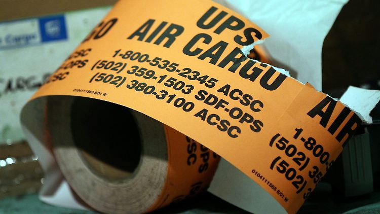 Eine Banderole von UPS liegt auf dem Flughafen Köln-Bonn im Cargo Center der Luftfracht.
