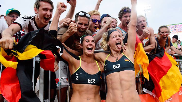 Kira Walkenhorst und Laura Ludwig baggern am zwölften Olympiatag um Gold.