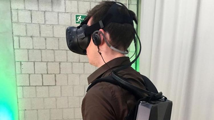 Beim XMG Walker steckt der Computer im Rucksack - so kann man VR-Spiele ohne störenden Kabelsalat spielen.