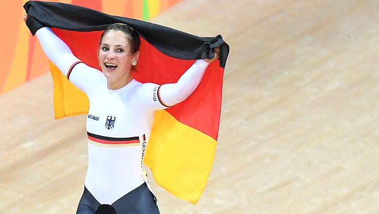 Überglücklich spaziert Kristina Vogel nach dem Gewinn ihrer Goldmedaille durch das Olympische Velodrom.