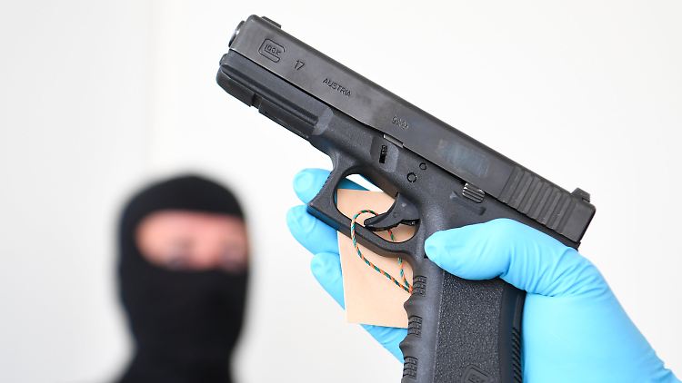 Beamte des Zollfahndungsamtes präsentieren eine der Waffen, die bei dem 31-Jährigen beschlagnahmt wurden.