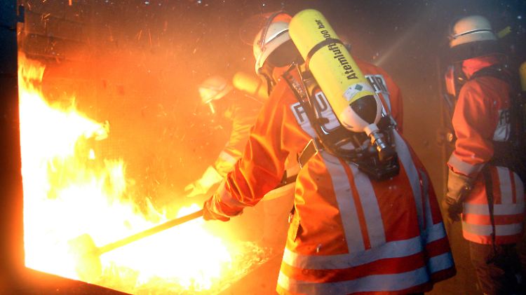 Ein heftiger Brand, und trotzdem wird das Haus kaum Schaden nehmen. Es wurde zu Übungszwecken für die Feuerwehr gebaut.
