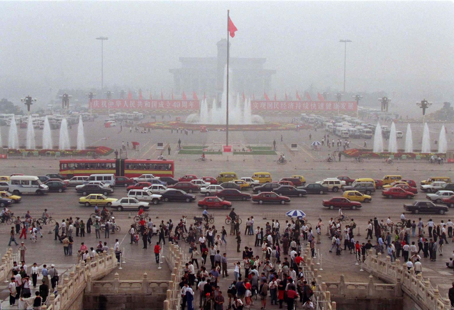 Das ökologische Desaster in der Volksrepublik China zeigt sich am offensichtlichsten am Himmel, ...