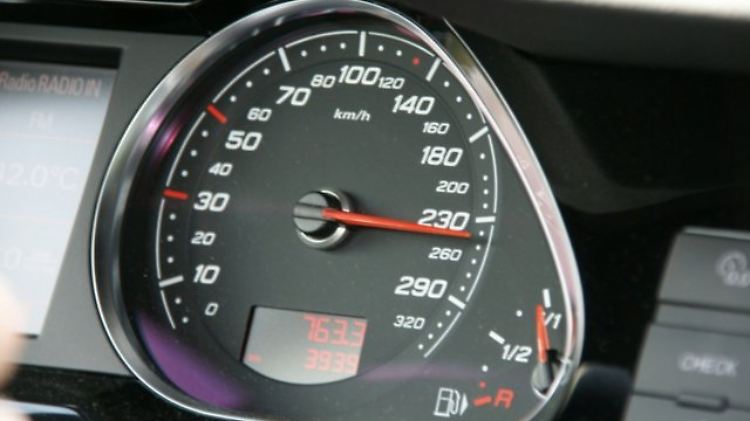 Raser Tacho 230 kmh.jpg