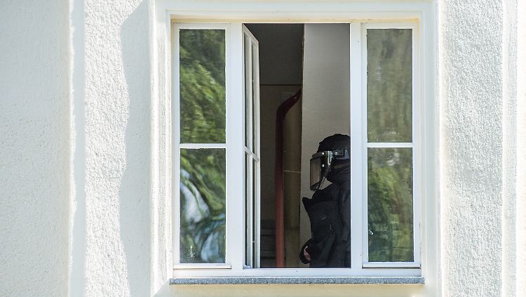 Bei der Wohnungsdurchsuchung waren neben zwei Böllern eine Softair-Waffe und IS-Poster gefunden worden.