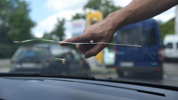 Trotz Riss in der Scheibe kann man in den meisten Fällen weiterfahren, da Verbundglas nicht so leicht kollabiert.