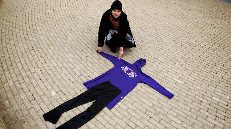 Ein Mädchen präsentiert ihren Burkini. Auf Korsika und in Cannes darf sie damit nicht mehr an den Strand.
