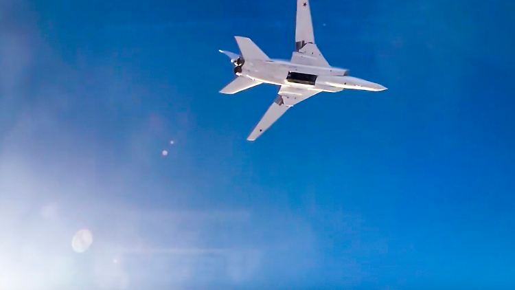 Russische Langstreckenbomber vom Typ Tu-22 M3 fliegen vom Iran aus nach Syrien - das Bild stammt vom russischen Verteidigungsministerium.