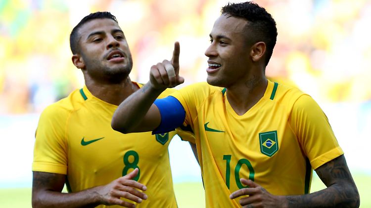 Seht her: Neymar feiert mit dem Kollegen Rafaelle.