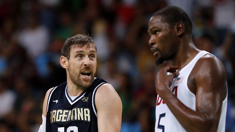 Kevin Durant (r.) ist der Star des US-Teams.