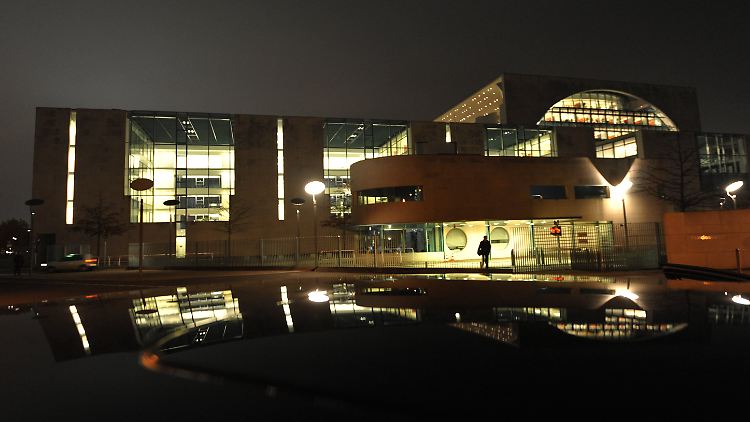 Das Bundeskanzleramt in Berlin - gespiegelt in einem Autodach.