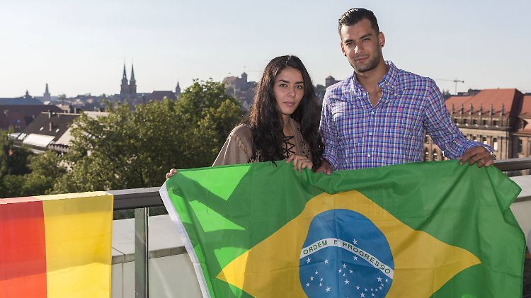 Rabia und Tahir Gülec, Deutschlands beste Taekwondo-Athleten, starten in Rio. Im Hintergrund: der Zuckerhut.