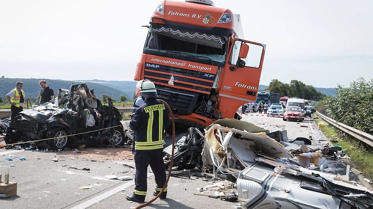 Durch den Aufprall des LKW ist von dem Wohnwagen kaum noch etwas zu erkennen.