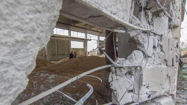 Schwere Artillerie im Einsatz: Dieses Getreidelager bei Mariupol wurde mutmaßlich von Rebellen beschossen. 