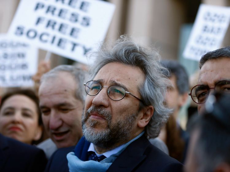 Journalist Can Dündar berichtete über Waffenlieferungen von der Türkei nach Syrien. Präsident Erdogan sorgte dafür, dass er wegen "Spionage" vor Gericht gestellt wurde.