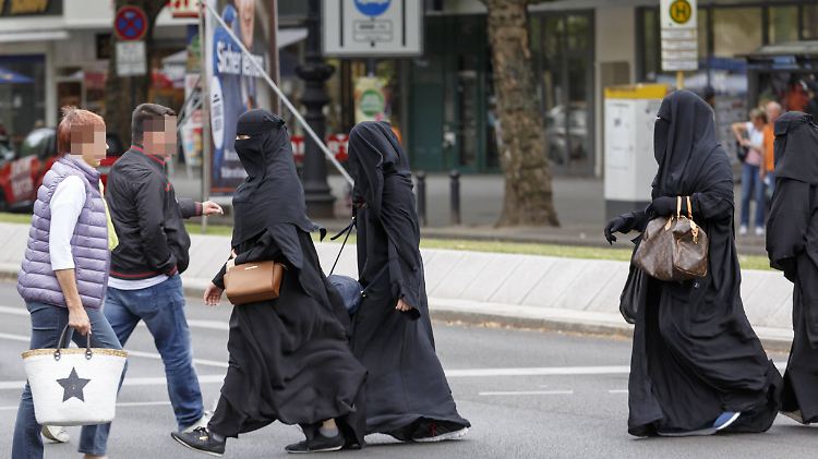 Verschleierte Frauen am Kurfürstendamm in Berlin.