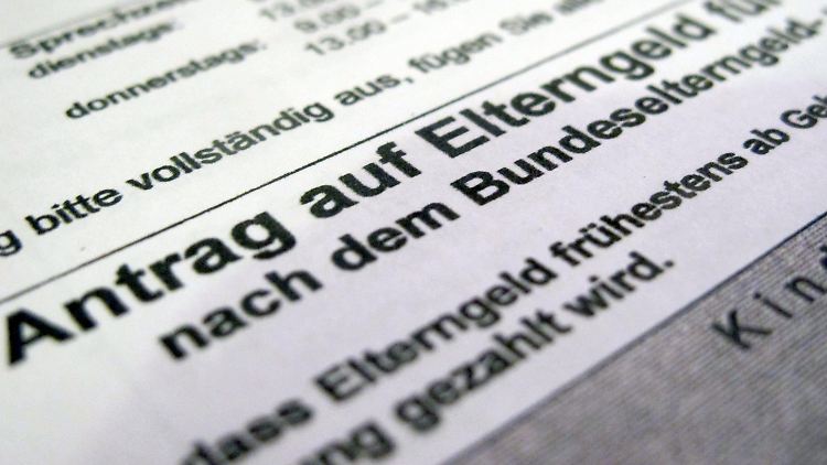 Elterngeld können leibliche Eltern, aber auch Adoptiveltern beantragen.
