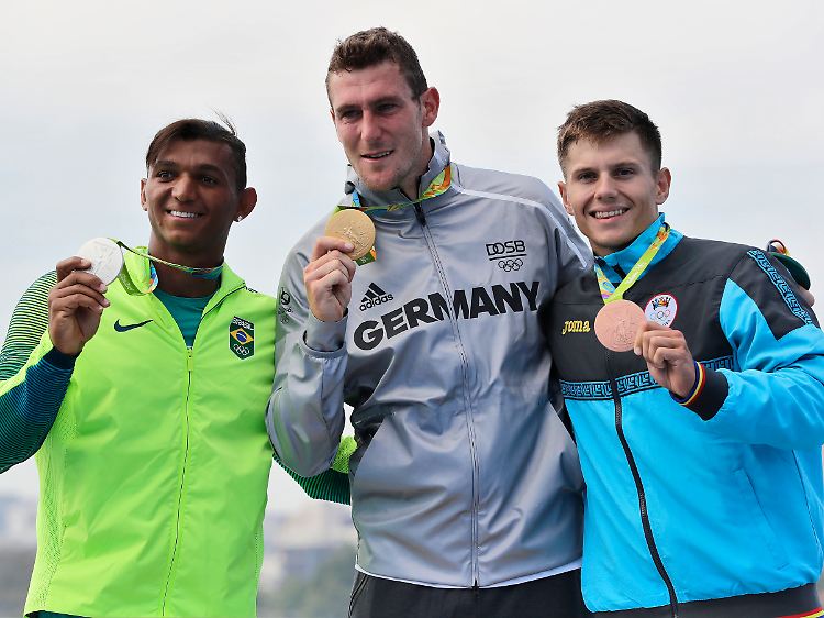 Sergei Tarnowtschi (r.) stand gemeinsam mit dem deutschen Olympiasieger Sebastian Brendel auf dem Siegerpodest.
