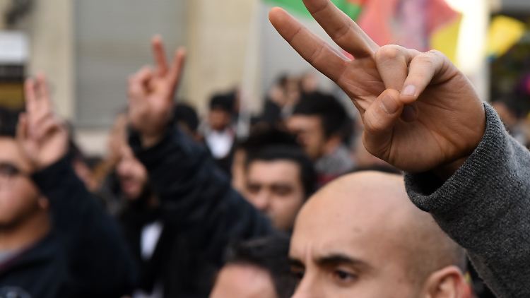 Seit Monaten demonstrieren Kurden in Deutschland gegen die Offensive der türkischen Armee gegen die PKK und die Kurden. 