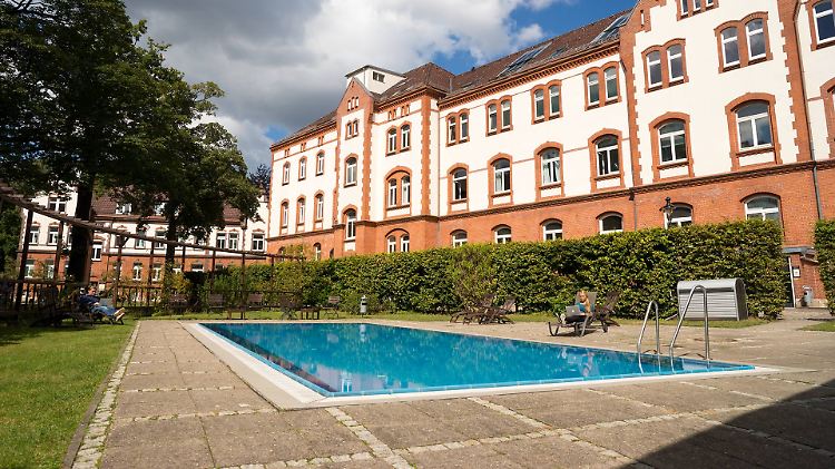 In guten Jahren gelangte Goodgames Studios unter anderem mit luxuriösen Arbeitsbedingungen in die Presse. Hier zu sehen: Der Pool im Büro-Garten.