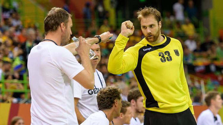 Torhüter Andreas Wolff lässt seinen Bundestrainer Dagur Sigurdsson nur ungern nach Japan ziehen.
