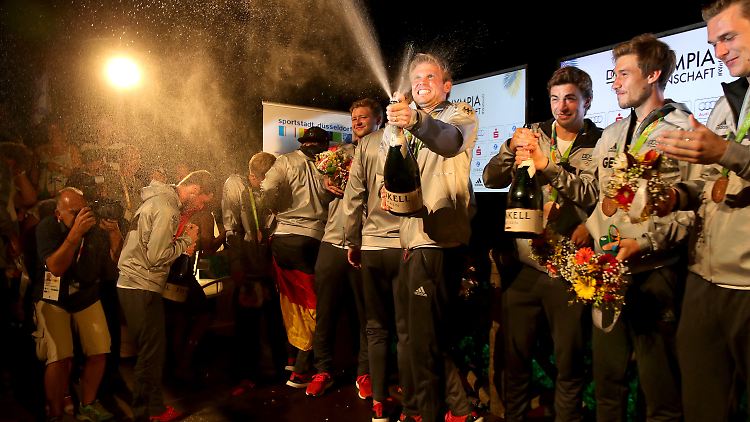 Nach dem Penalty-Krimi gegen die Niederlande feiern die Hockey-Herren die Bronzemedaille.