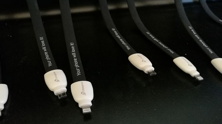 An USB-Ladestationen sieht man nur die Stecker, nicht aber, welche Verbindungen sie haben.