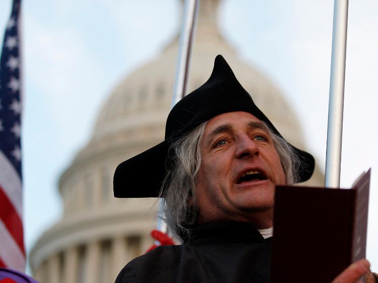 Ein Tea-Party-Aktivistliest vor dem Kapitol, dem Sitz des Kongresses, aus der Unabhängigkeitserklärung der USA.