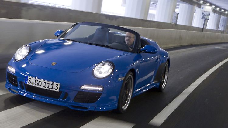 Porsche-Feinschmecker erkennen den Speedster an den schwarzen Scheinwerferringen und Felgen.