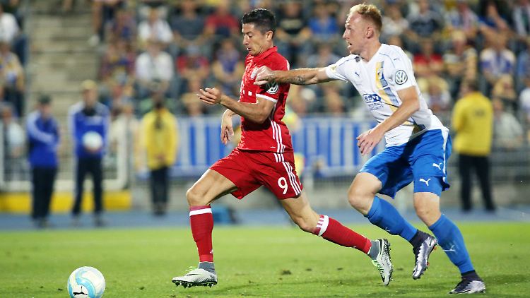Der Favorit ist nicht zu stoppen: Robert Lewandowski auf dem Weg zum 2:0.