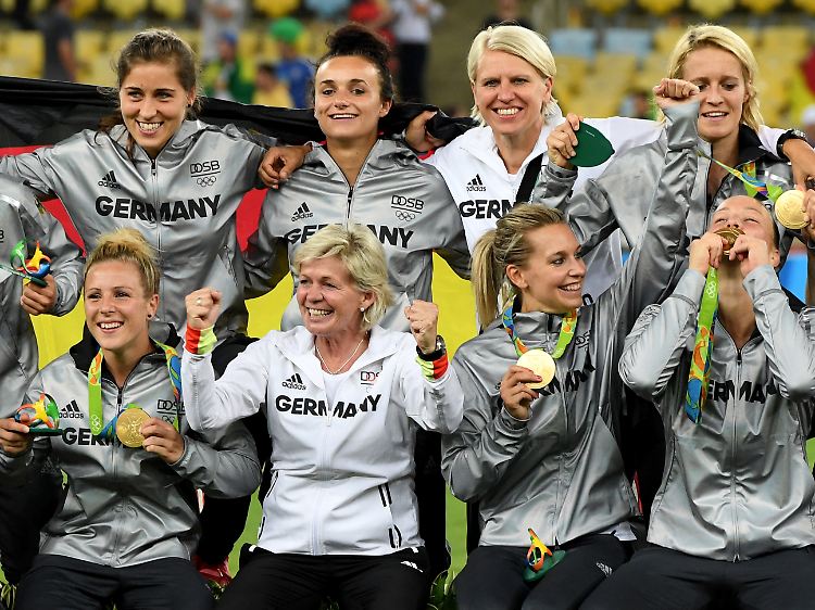 Mit der olympischen Goldmedaille verabschiedet sich Trainerin Silvia Neid vom DFB-Team.