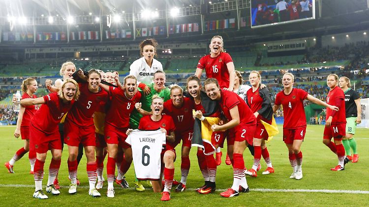 Dachten im Augenblick ihres olympischen Triumphs an ihre verletzte Teamkollegin Simone Laudehr: die deutschen Fußballfrauen.