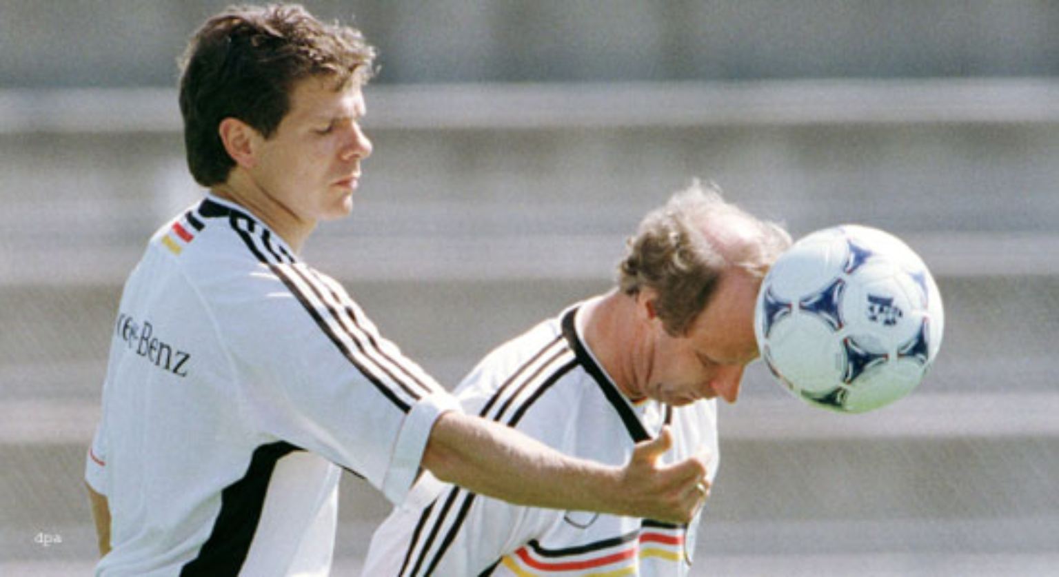 Nicht nur auf dem Spielfeld, auch abseits des grünen Rasens fallen Ballakrobaten und Trainer immer wieder auf - meist durch sprachliche Ausfälle.