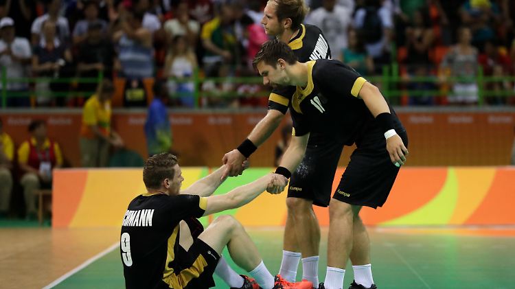 Die Handballer geben trotz ihrer Niederlage nicht auf um wollen gegen Polen Kampfgeist zeigen.