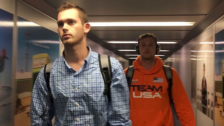 Heimreise aus Brasilien: US-Schwimmer Gunnar Bentz (l.) und Jack Conger kommen am Flughafen in Miami an.
