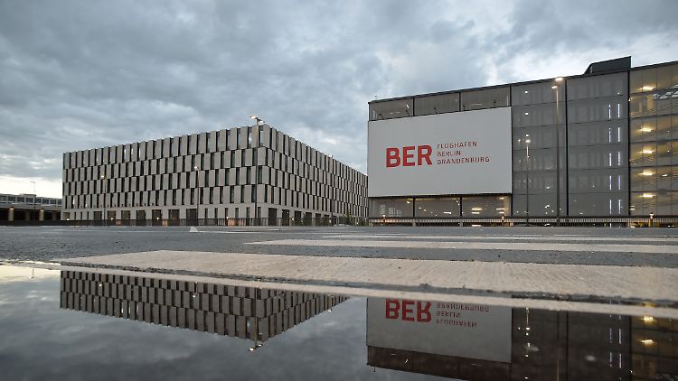 Blick auf das Nebengebäude am Hauptstadtflughafen Berlin-Brandenburg (BER) in Schönefeld (Brandenburg). Am 23. August beginnt in Cottbus der Korruptionsprozess.