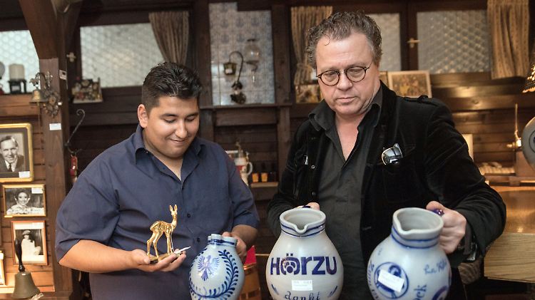 Fiktet Ayhan (l), und Michael Müller haben für die Neugestaltung ihres Restaurants am in Wiesbaden (Hessen) Bembel einige Stücke ersteigert.