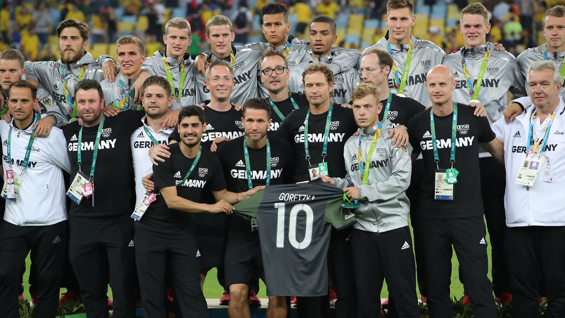 Der scheidende DFB-Trainer Horst Hrubesch war trotz der Niederlage zufrieden: "Wir gehen aus dem Olympia-Turnier als Gewinner, nicht als Verlierer. Ich bin rundum glücklich, auch wenn ich natürlich gerne Gold gehabt hätte."