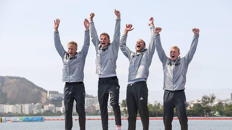 Der Vierer-Kajak der Männer gewinnt Gold.