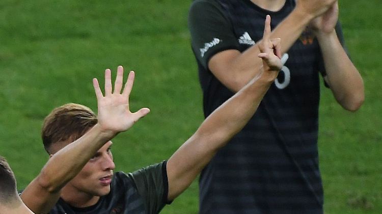 Robert Bauer verärgert mit seiner Geste die Fans der brasilianischen Fußball-Natuionalmannschaft.