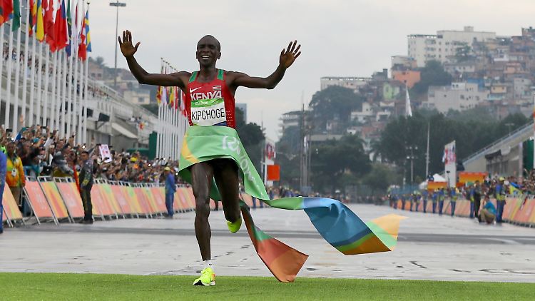 Eliud Kipchoge am und im Ziel.