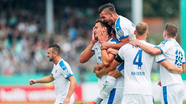 Die Sportfreunde Lotte schmeißen Bundesligist Werder Bremen aus dem DFB-Pokal.