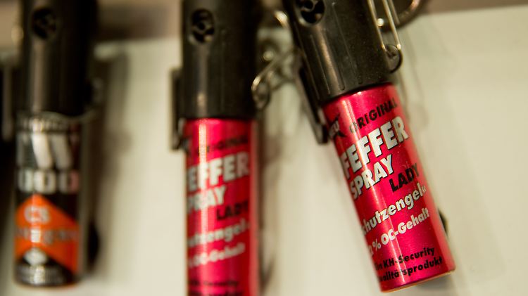 Neben Zahnpasta und Mascara führt dm jetzt auch Pfefferspray.