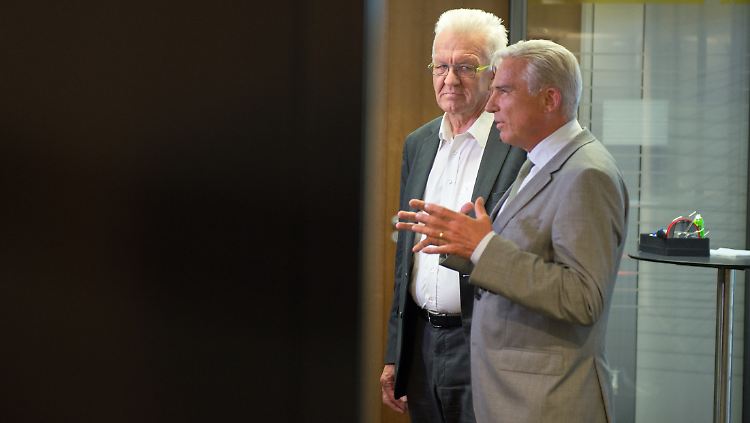 Der Ministerpräsident von Baden-Württemberg, Winfried Kretschmann (Bündnis 90/Die Grünen - l) und der baden-württembergische Innenminister Thomas Strobl (CDU) nach 100 Tagen Amtszeit.