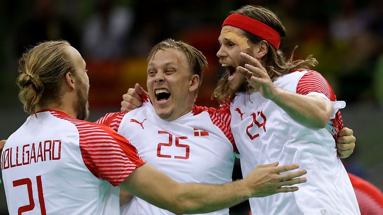 Sichtlich gezeichnet: Dänemarks Superstar Mikkel Hansen (r.) nach dem Olympiasieg.